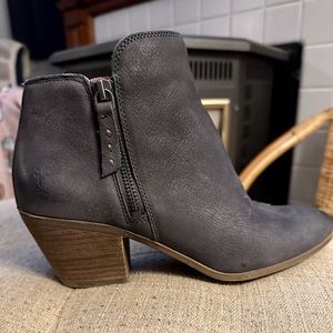 Women’s Frye Gray Leather Booties Sz 7
